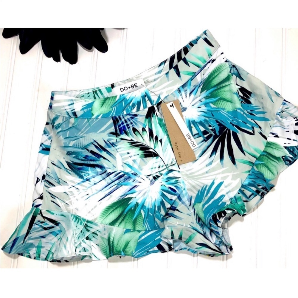 NWT DO+BE Hawaiian floral ruffle shorts S